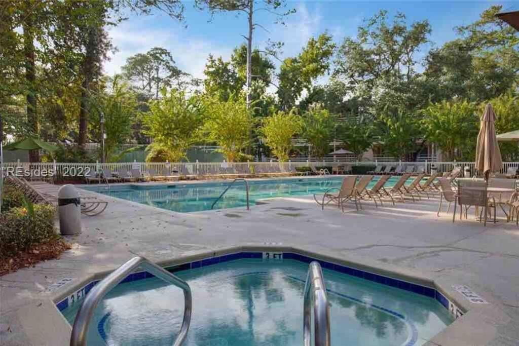 Cute 2 Bedroom, 2 Bath Condo At Folly Field Beach Hilton Head Island Exterior foto